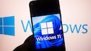 Smartphone mit Windows 11-Logo