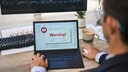 Mann an PC mit Warnung
