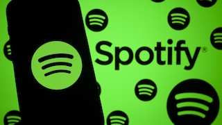 Smartphone mit Spotify-Logo