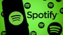 Smartphone mit Spotify-Logo