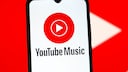 Smartphone mit YouTube Music-Logo