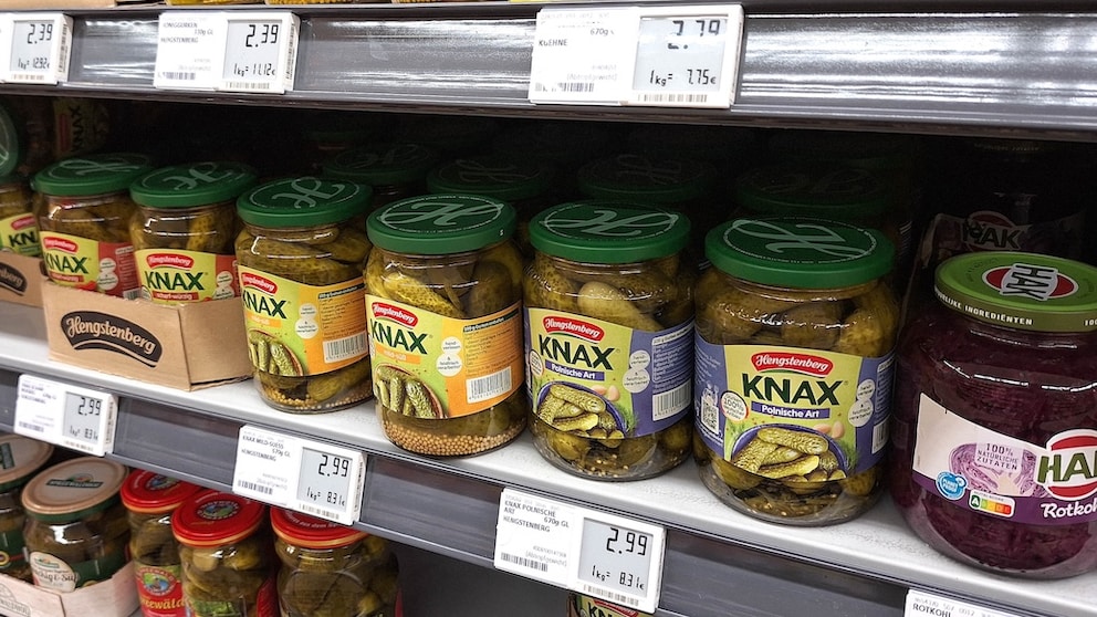 Gläser mit sauren Gurken im Supermarkt und mit digitalen Preisschildern
