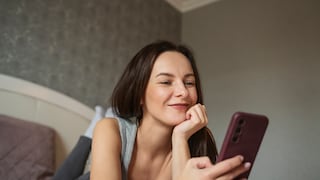 Lächelnde Frau hält Smartphone in der Hand