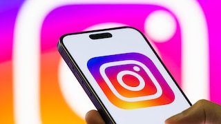 iPhone zeigt Instagram-Logo vor Hintergrund mit Instagram-Logo