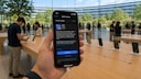 iPhone mit iOS-27-Updateseite im Apple-Hauptquartier (KI-generiert)