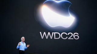 Craig Federighi auf einer Bühne im Apple-HQ mit WWDC26-Grafik im Hintergrund