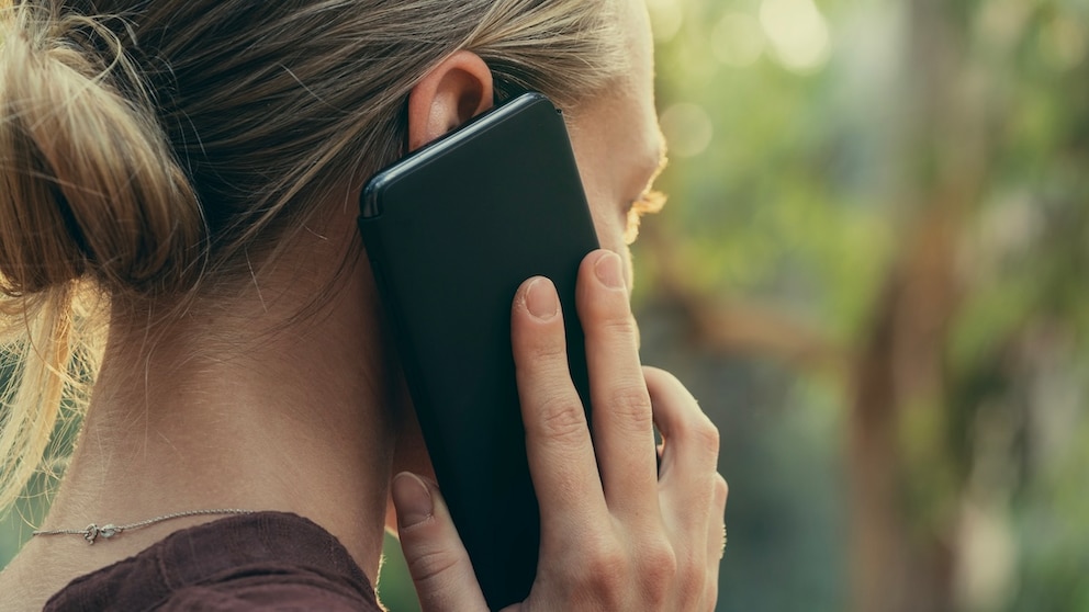 Frau erhält Silent Calls