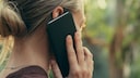 Frau erh&auml;lt Silent Calls