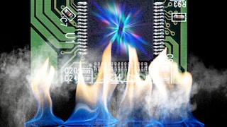 Platine mit Computerchip in Flammen