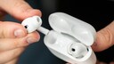 Mann der Apple AirPods Pro h&auml;lt.