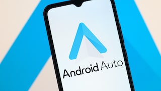 Smartphone mit Android-Auto-Logo