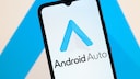 Smartphone mit Android-Auto-Logo