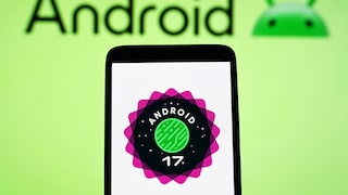 Smartphone mit Android-17-Logo.