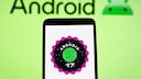 Smartphone mit Android-17-Logo.