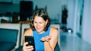 Frustrierte Frau an einem Smartphone.