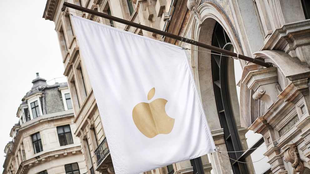 Flagge mit Apple-Logo an einer Hauswand.