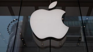 Apple-Logo an einer Fensterfront.
