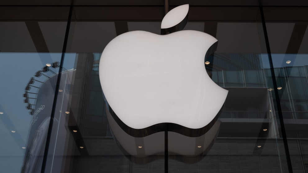 Apple-Logo an einer Fensterfront.