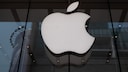 Apple-Logo an einer Fensterfront.