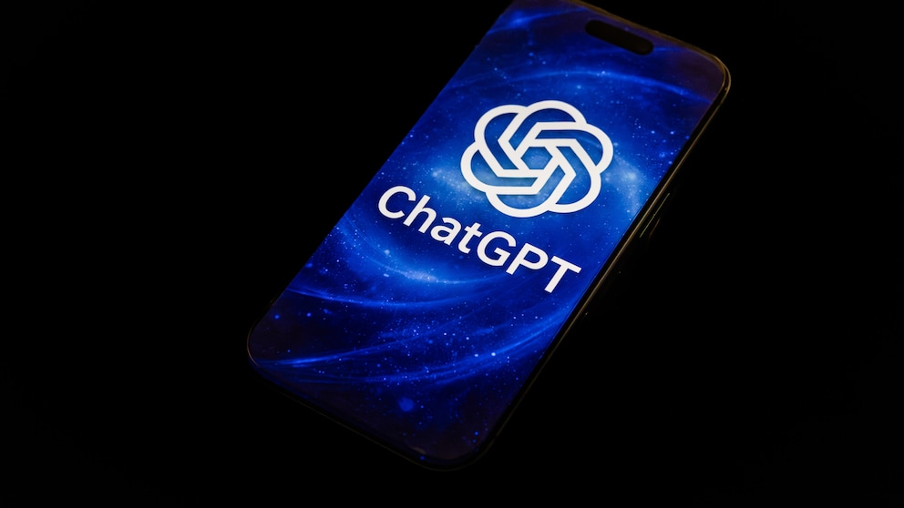 Smartphone mit blauem Bildschirm und ChatGPT-Logo