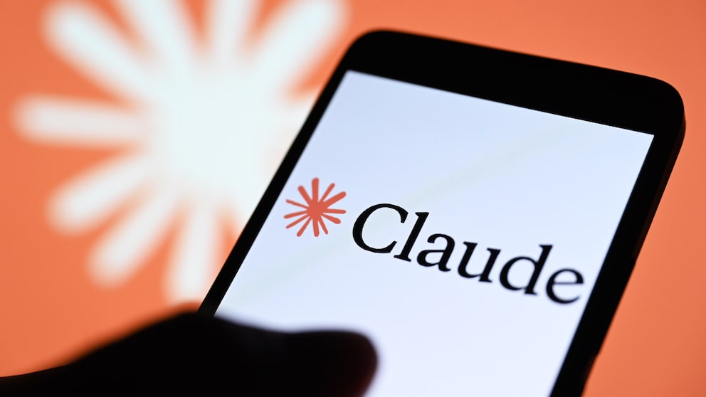 Smartphone mit Claude-Schriftzug, im Huntergrund das Claude-Logo.