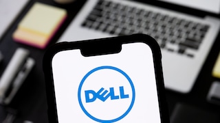 Smartphone mit Dell-Logo, im Hintergrund ein Notebook.