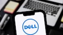 Smartphone mit Dell-Logo, im Hintergrund ein Notebook.