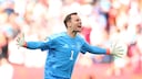 Manuel Neuer, in blauem Trikot, l&auml;uft jubelnd &uuml;ber ein Fu&szlig;ballfeld.