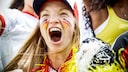 Weiblicher Fu&szlig;ballfan mit Deutschland-Merchandise.