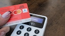 Girocard wird &uuml;ber ein Kartenleseger&auml;t gehalten
