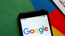 Smartphone mit Google-Logo