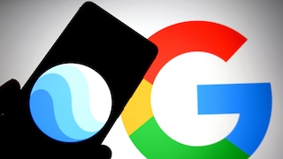 Smartphone mit Google Earth-Logo im Vordergrund und Google-Logo im Hintergrund.