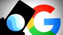 Smartphone mit Google Earth-Logo im Vordergrund und Google-Logo im Hintergrund.