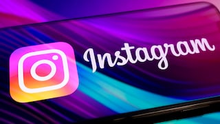 Smartphone mit Instagram-Logo und Schriftzug.