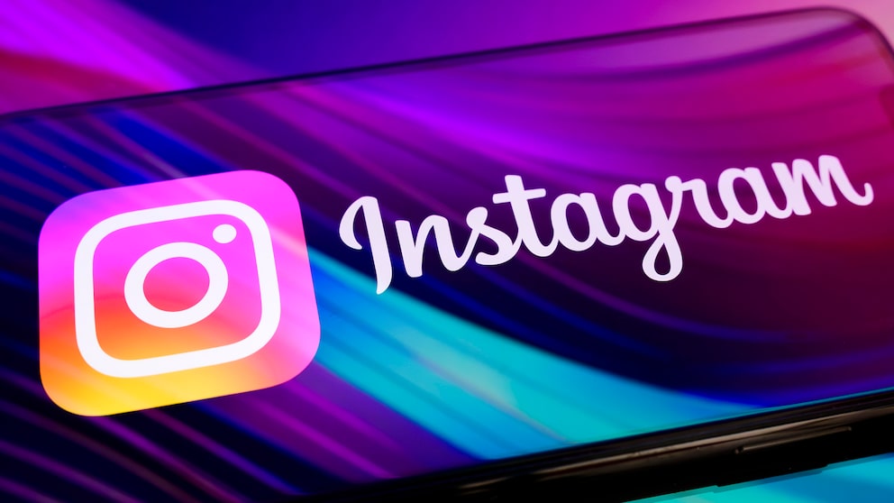 Smartphone mit Instagram-Logo und Schriftzug.