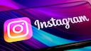 Smartphone mit Instagram-Logo und Schriftzug.