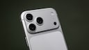 iPhone 17 Pro vor gr&uuml;nem Hintergrund