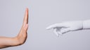 Menschliche und Roboter-Hand.