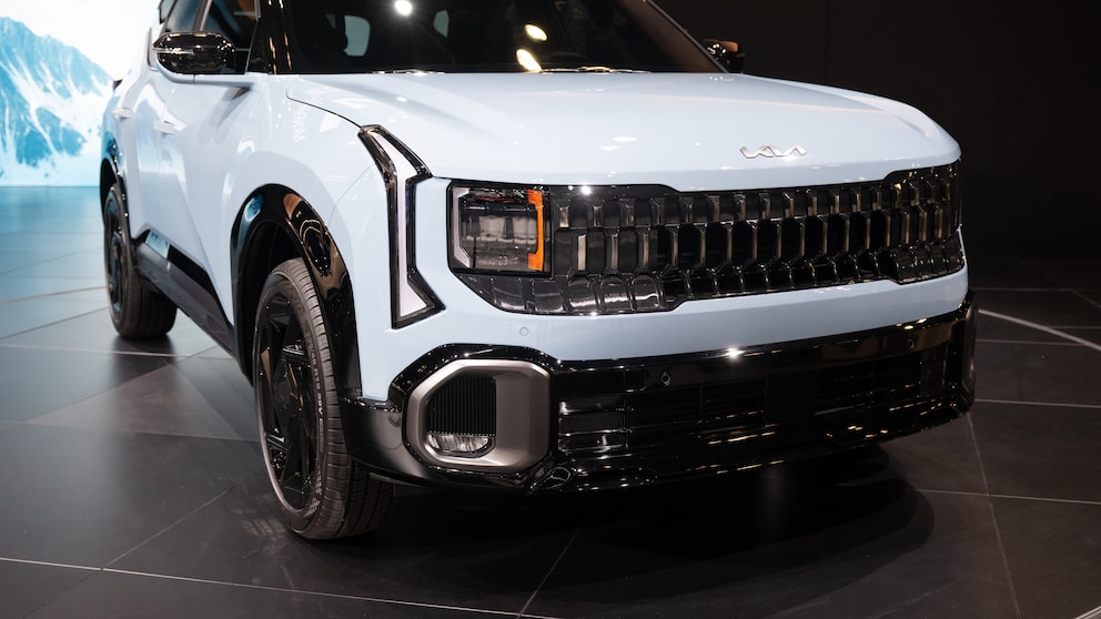 Der Kia EV3 in Weiß von vorne.