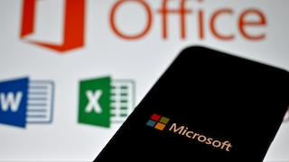 Smartphone mit Microsoft-Logo im Vordergrund. Im Hintergrund das Microsoft-Office-Logo.