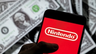 Smartphone mit Nintendo-Logo, im Hintergrund ein Stapel US-Dollar.
