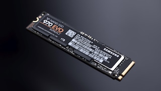 Eine Samsung SSD 970 Evo vor schwarzem Hintergrund.