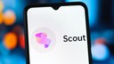 Smartphone mit Dem Microsoft Scout-Logo und Schriftzug.