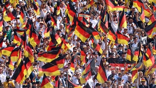 Deutschlandfans auf einer Tribüne.