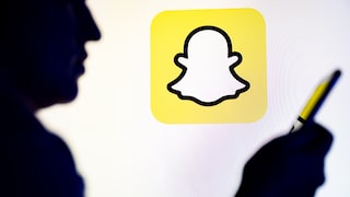 Silhouette eines Mannes mit Smartphone in der Hand vor einem Smartphone-Logo.