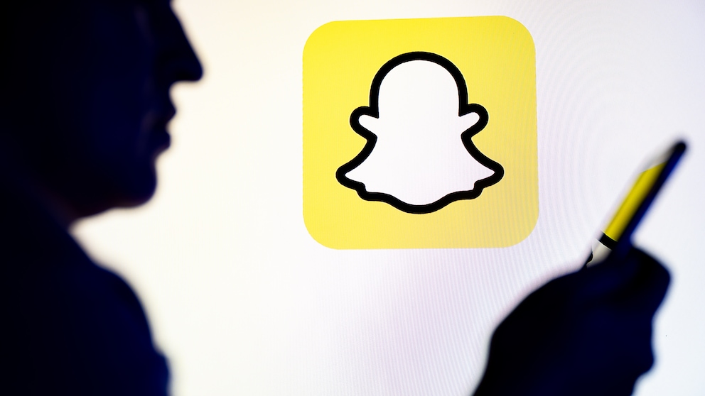 Silhouette eines Mannes mit Smartphone in der Hand vor einem Smartphone-Logo.
