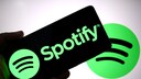 Smartphone mit Spotify-Logo