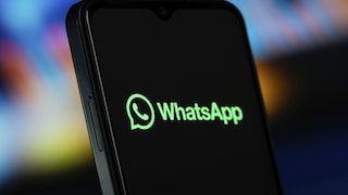 Smartphone zeigt WhatsApp-Logo und -Schrift