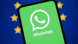 Smartphone mit WhatsApp-Logo im Vordergrund. Im Hintergrund die Europa-Flagge.