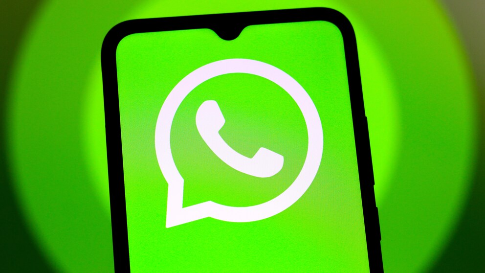Smartphone mit WhatsApp-Logo